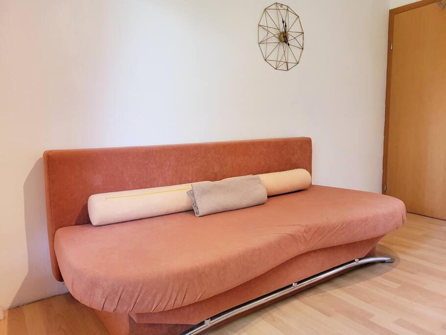 Apartment Colourful 2.5 Bedroom With Large Balcony & Garden. Prinzersdorf
