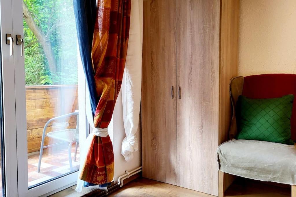 Colourful 2.5 Bedroom With Large Balcony & Garden. Apartment
