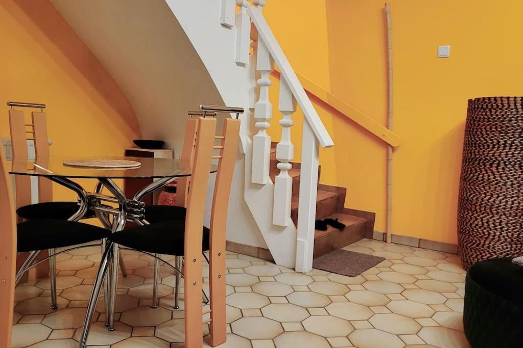 Apartment Colourful 2.5 Bedroom With Large Balcony & Garden. *