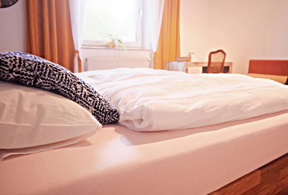 Colourful 2.5 Bedroom With Large Balcony & Garden. *