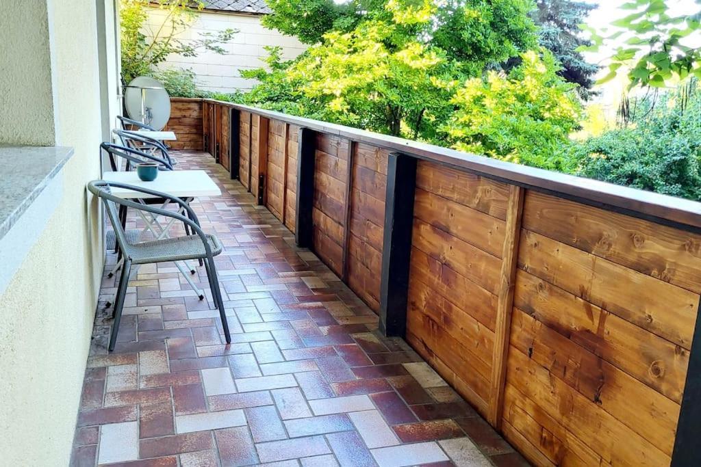 Colourful 2.5 Bedroom With Large Balcony & Garden. Apartment Prinzersdorf