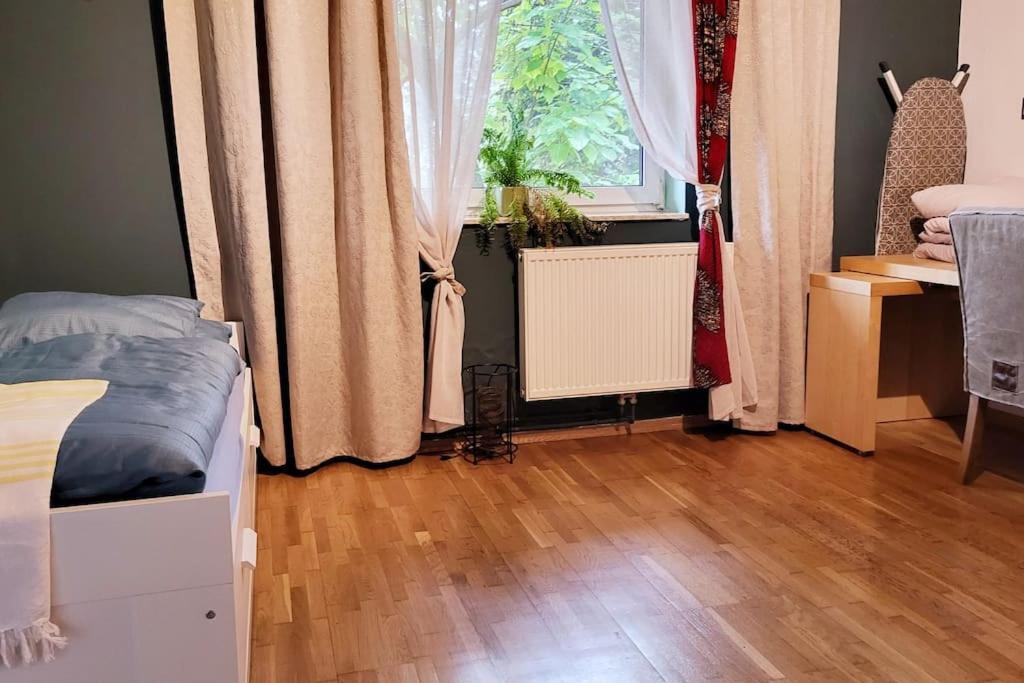 Colourful 2.5 Bedroom With Large Balcony & Garden. Apartment Prinzersdorf