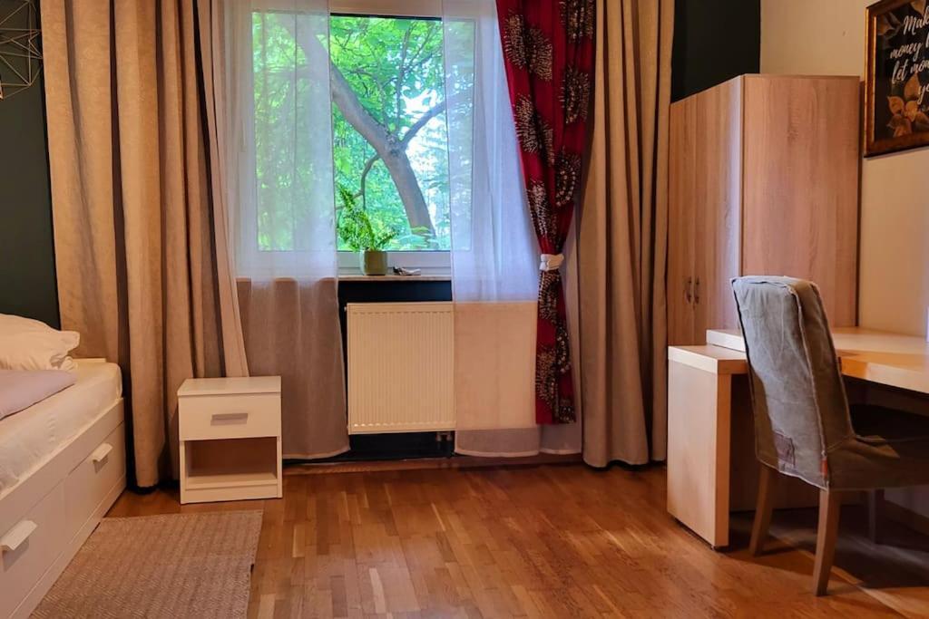 Apartment Colourful 2.5 Bedroom With Large Balcony & Garden. Prinzersdorf