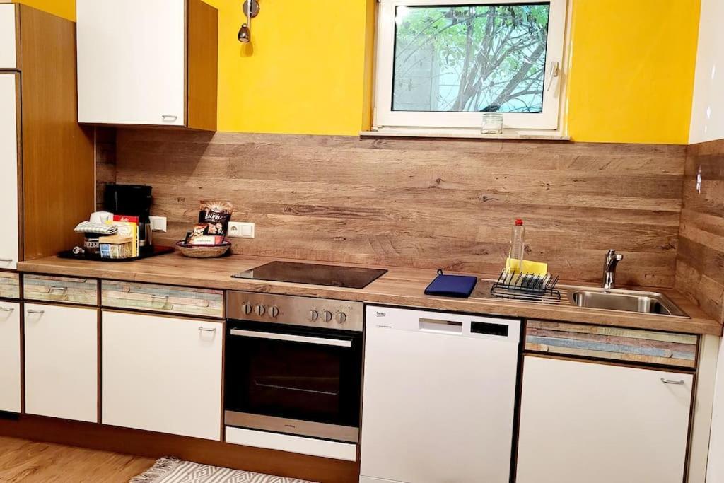 Colourful 2.5 Bedroom With Large Balcony & Garden.
