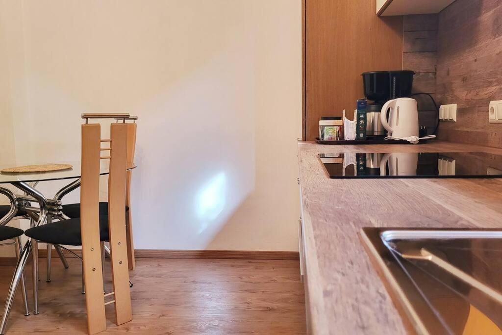 Apartment Colourful 2.5 Bedroom With Large Balcony & Garden. Prinzersdorf