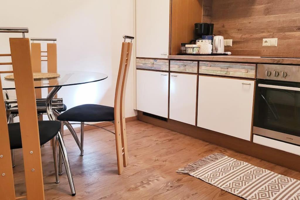 Colourful 2.5 Bedroom With Large Balcony & Garden. Apartment Prinzersdorf