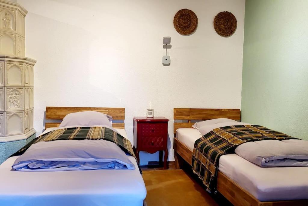 Colourful 2.5 Bedroom With Large Balcony & Garden. *