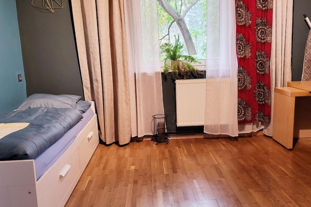 Colourful 2.5 Bedroom With Large Balcony & Garden. Apartment