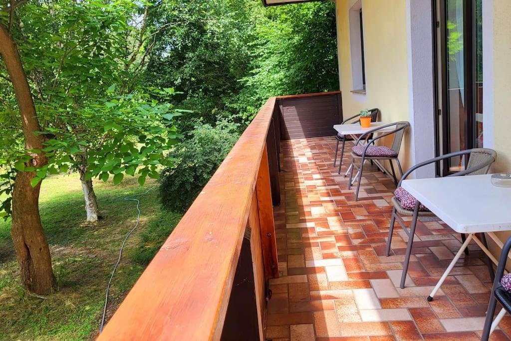 Apartment Colourful 2.5 Bedroom With Large Balcony & Garden. Prinzersdorf