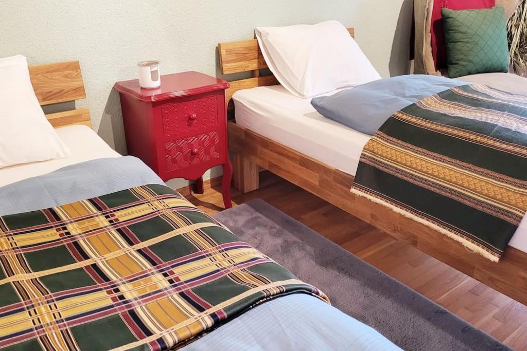 Colourful 2.5 Bedroom With Large Balcony & Garden. *